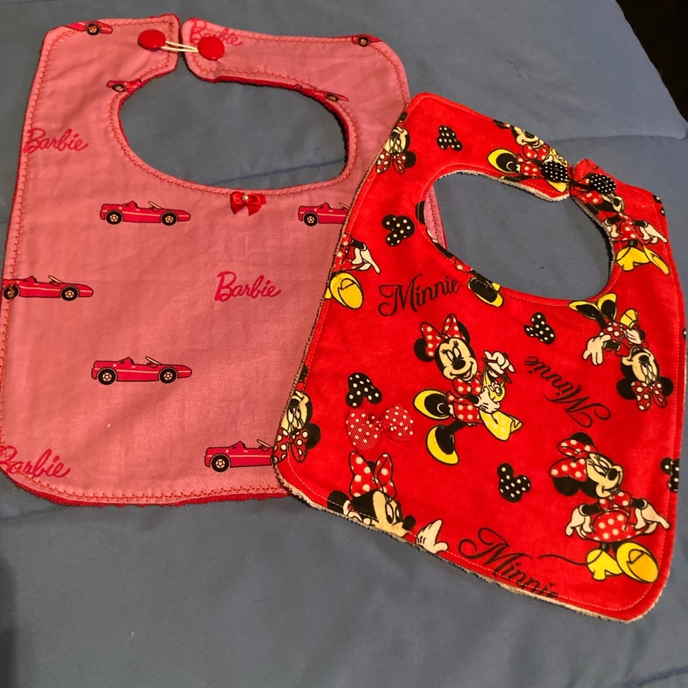Choice of Barbie car or Minnie Mouse bib